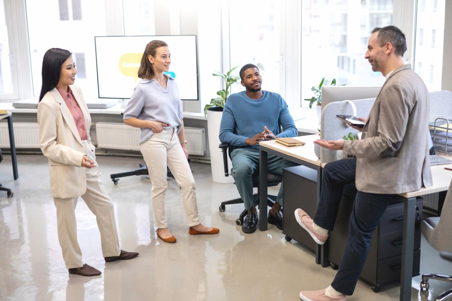 Equipo de emprendedores trabajando en desarrollo de producto