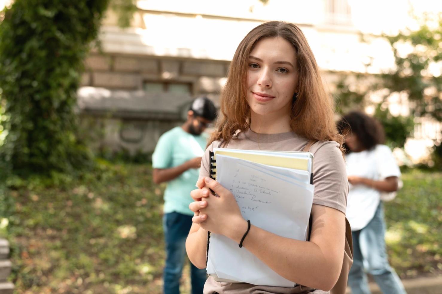 Estudiantes trabajando en análisis financiero colaborativo
